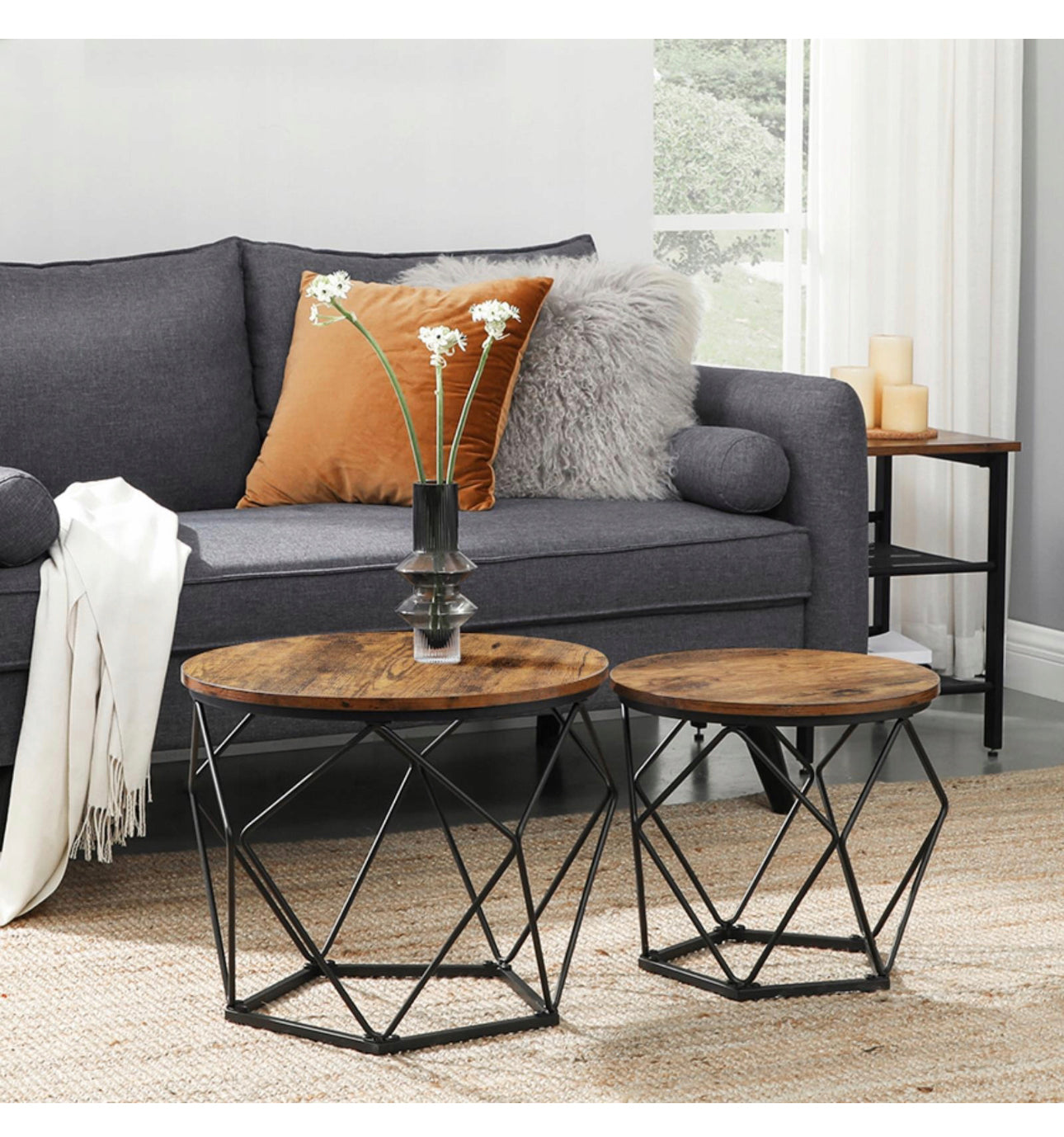 A set of 2 coffee tables
