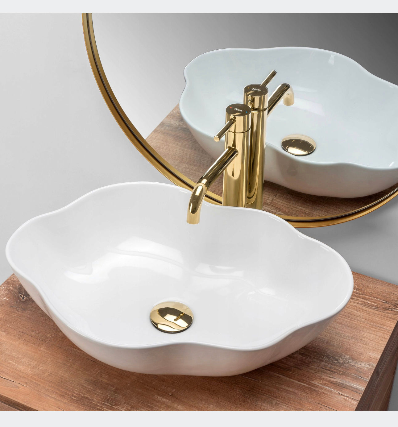 All in one washbasin+tap+plug