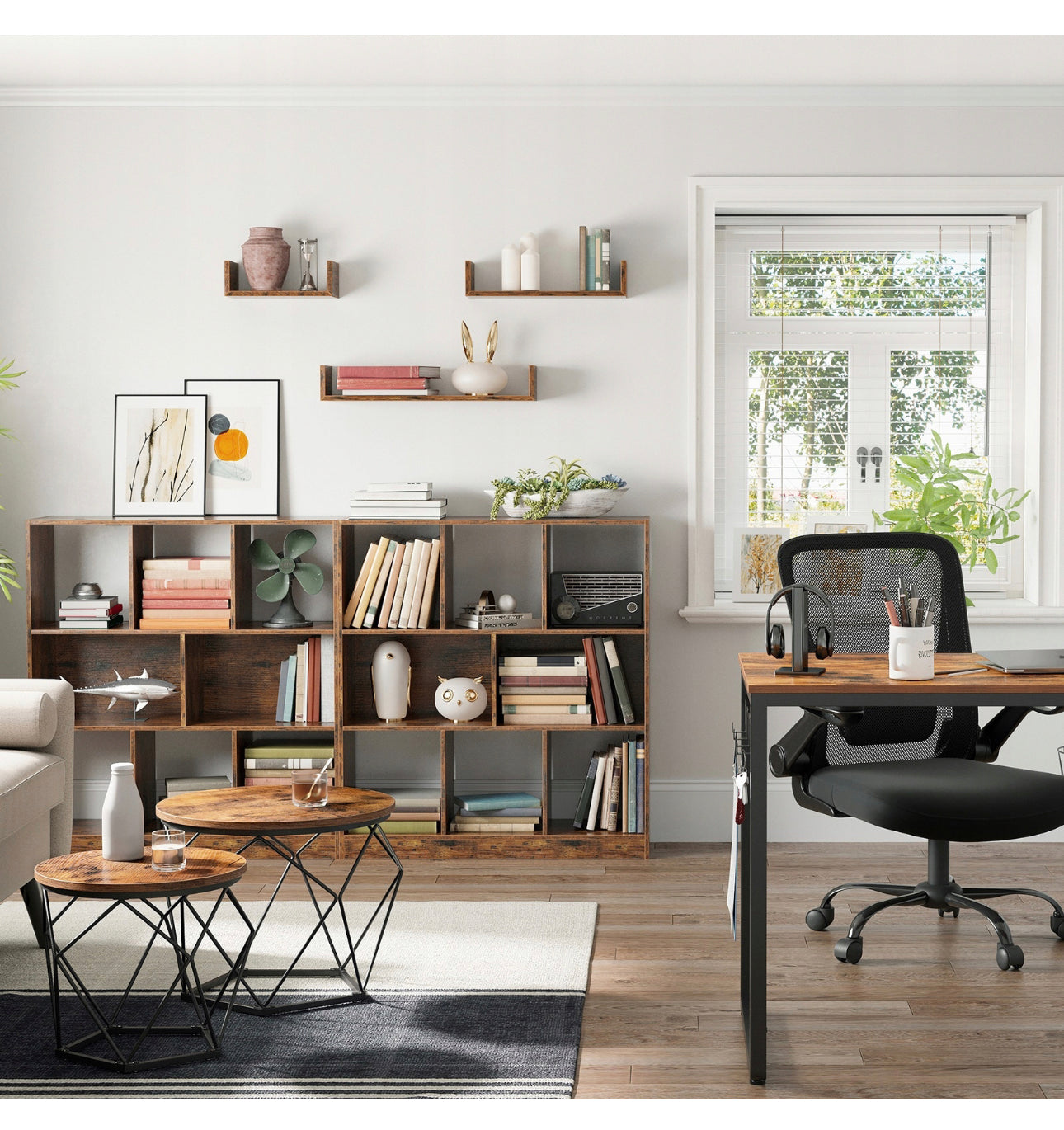 A set of 2 coffee tables