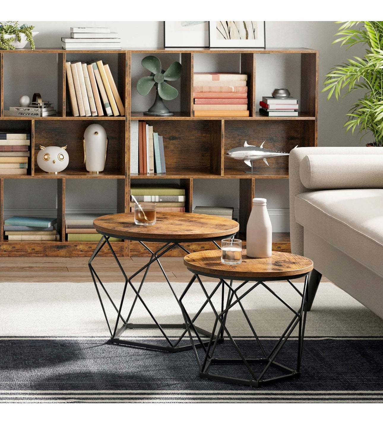 A set of 2 coffee tables